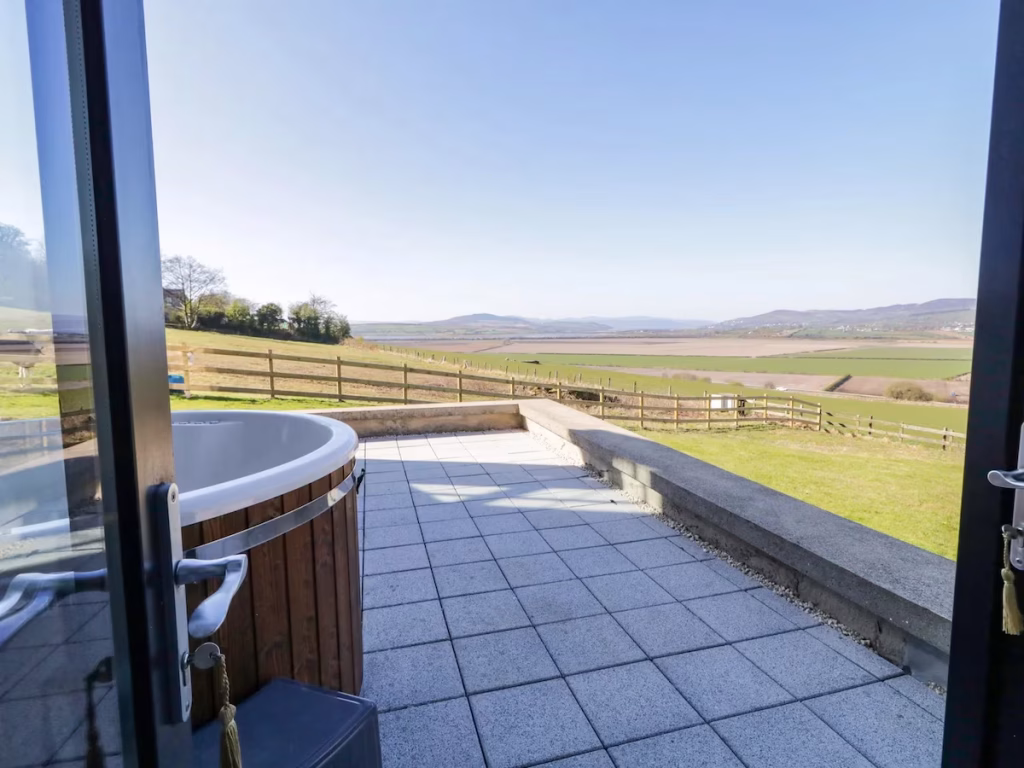 The outdoor hot tub at Carraig Ard